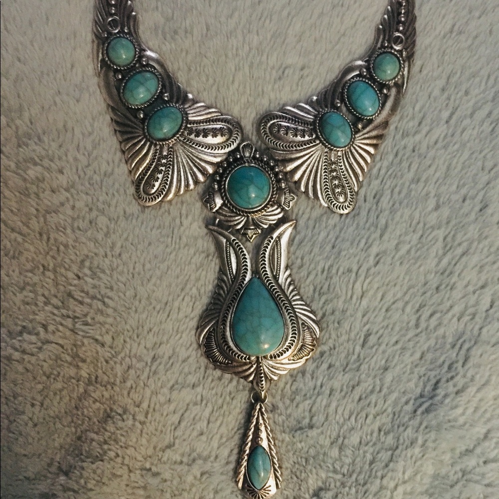 Beautiful silver tone and faux turquoise necklace